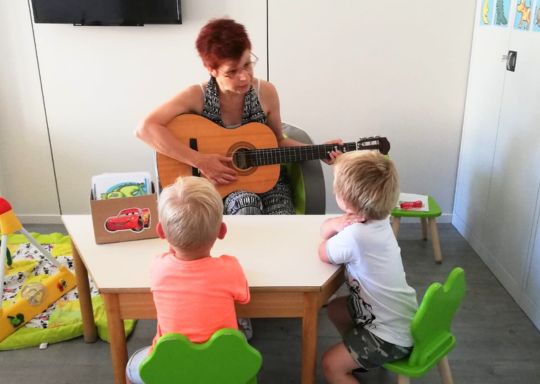 gitaarmuziek bij Thuiscrèche Thuushuus